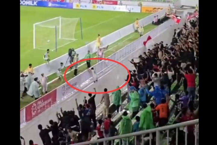 英雄联盟战队分析-看着吓人！印尼U17球员进球后越过护栏庆祝，掉入缓冲区 并无大碍