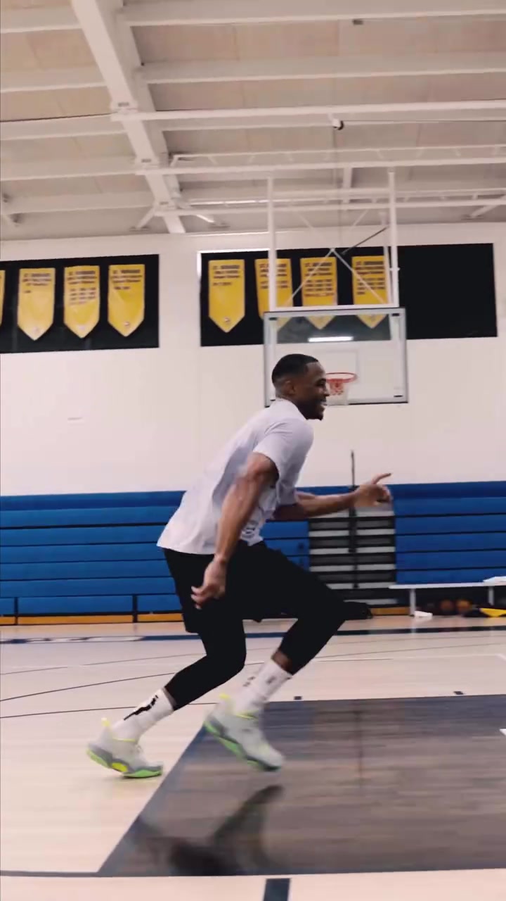 LOL Worlds 热门队伍-宝刀未老💪🏾威少晒个人训练集锦 轻松完成大风车扣篮😤