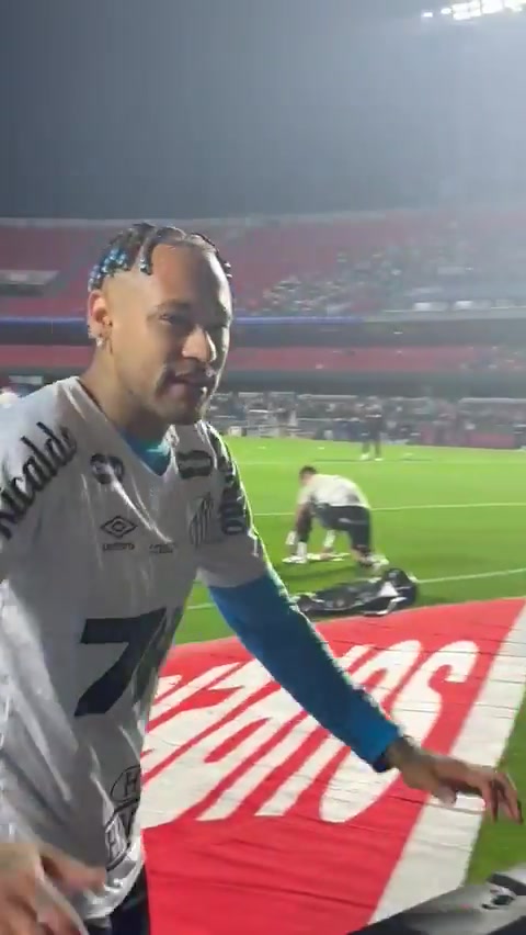 温情时刻！内马尔赛前来到场边亲吻家人