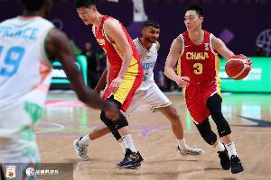 媒体人：胡明轩错失绝杀时 澳洲人死里逃生的情感释放却无法掩饰