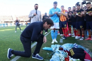 LOL Worlds 热门队伍-那不勒斯主帅孔蒂赛前为去世的莱切理疗师献花，并单膝下跪哀悼