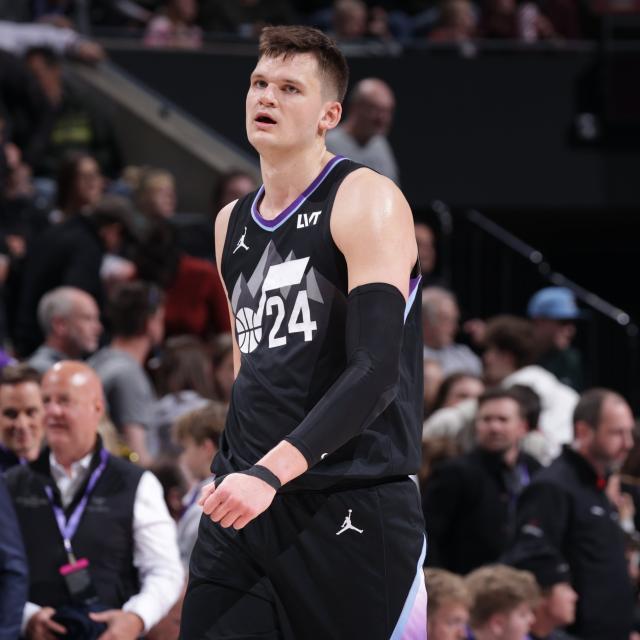 英雄联盟战队分析-摆烂新高度！最铁之人稳坐首发 吃饼中锋狂扔三分