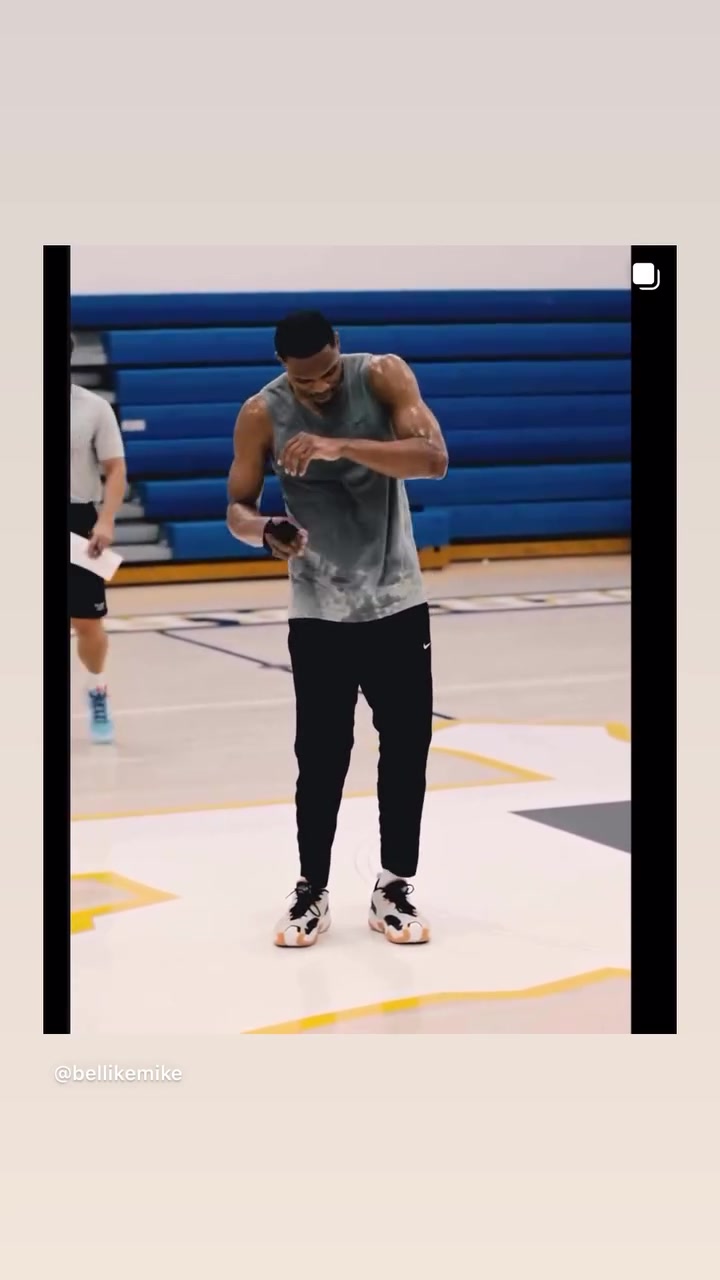 英雄联盟战队分析-下家未定？威少不耽误训练&amp;汗如雨下 右手缠着护指