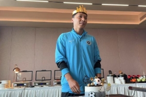 英雄联盟战队分析-深圳新鹏城俱乐部为张卫办32岁生日仪式：生日快乐