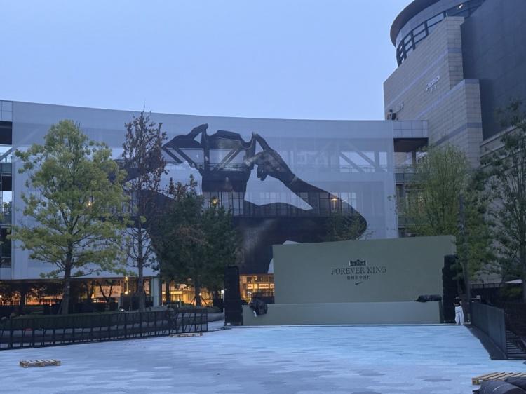 电竞实力对比-詹姆斯成都站宠粉！品牌方为排队球迷送上伴手礼惊喜