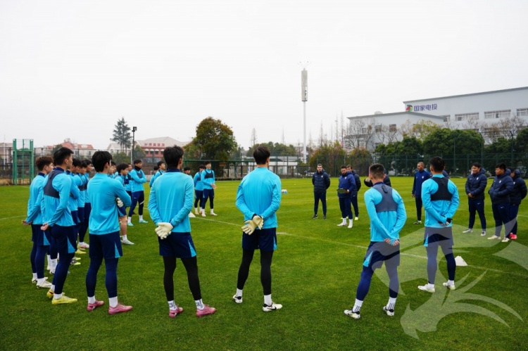 英雄联盟战队分析-莫拉携教练团队与队员们会合，开启其上任后的首次冬训课