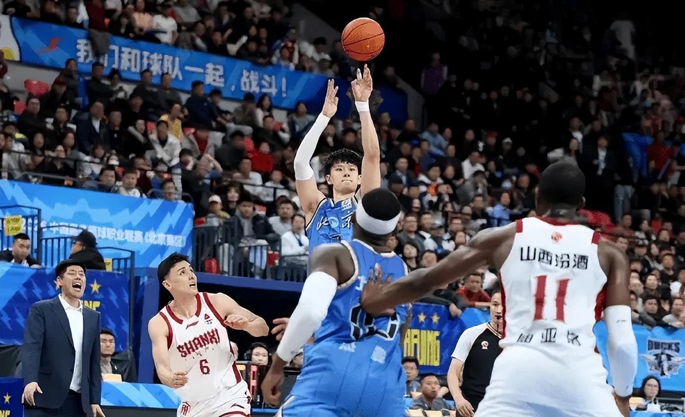 英雄联盟战队分析-曾凡博腰伤麻烦了！归期待定，顺便恢复手指伤势，许利民压力山大