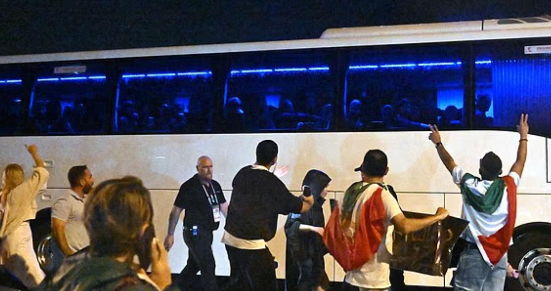 LOL Worlds 热门队伍-伊朗女足手语比出求救讯号，伊朗球迷围堵大巴呼吁保护球队成员